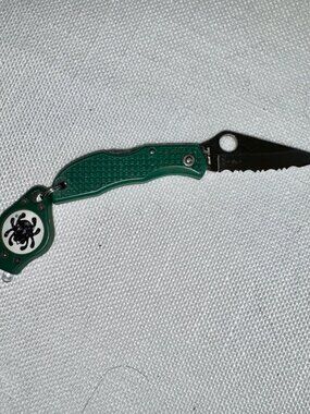 Spyderco Collectible Vintage Ladybug mini pocket knife and Mircolight combo